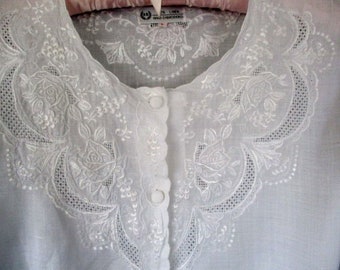 Ladies Blouse 100% White Linen with hand embroidery decoration. Sizer L