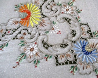 Vintage-Tischdecke Madeira, handbestickt mit bunten Blumen – 48"qm. Leinen