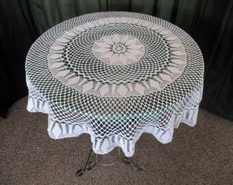 Round tablecloth - hand crochet - White - Vintage - 37"dia.