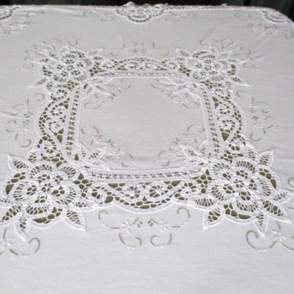 Jolie nappe décorée de ruban adhésif en dentelle et de broderies à la main - 32 po². Coton blanc