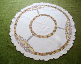 Vintage Table center Hand embroidered with Art Deco flowers - Linen