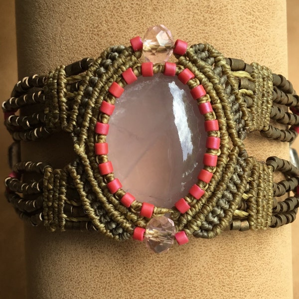 MARY - Quartz rose naturel - Bracelet manchette macramé et perles et métal