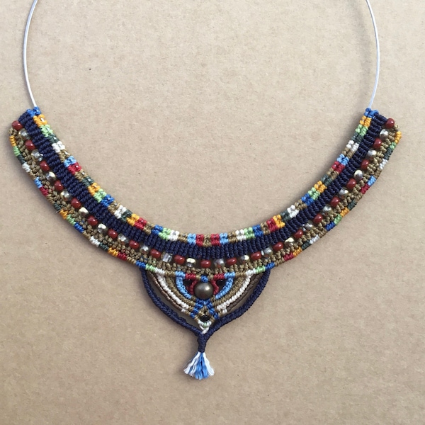 TORK rainbow - Collier plastron unique macramé multicolore et perles verre et laiton  - câble et fermoir métal à visser