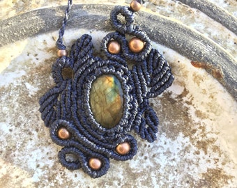 SHYLY - Labradorite - Unique pendant necklace natural stone, macramé and brass pearls