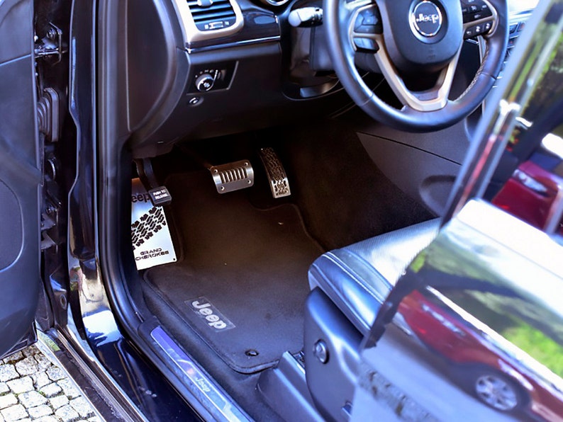Kit Pédales Et Repose-pieds Acier Inox Pour Peugeot 208 II Et 2008 II – 4 Pièces Brossé Argent – Installation Facile