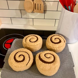 Cinnamon rolls set of 4 with frosting and baking pan | Felt cinnamon rolls | Felt bakery sweets set | Kids play kitchen food
