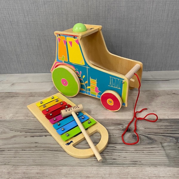 Tracteur arc-en-ciel en bois personnalisé avec xylophone et boule - Camion - Jouet musical - Cadeau de garçon de page - Cadeau d'huissier - Anniversaire de l'enfant