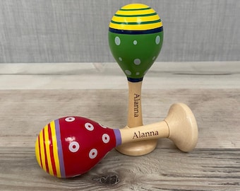 Maraca en bois personnalisé - jouet pour bébé gravé - rouge ou vert - hochet - babyshower - premier anniversaire - Pâques - baptême - garçon de page