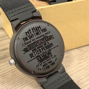 Peut inclure: Une montre-bracelet en bois noir avec un bracelet en cuir noir. Le cadran de la montre est gravé au laser d'un message qui dit : "My Man The Day I Met You I found my missing piece You complete me and make me a better person I was a little late to be your first but I swear All of my lasts to be with you I love you".