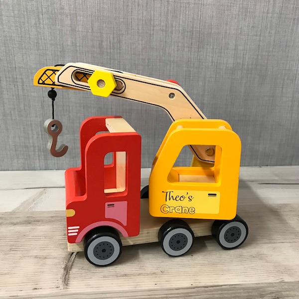 Personalisiertes Kranfahrzeug aus Holz - Bauwagen - graviertes Spielzeug - Page Boy Geschenk - Usher Geschenk -