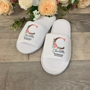 Chaussons de mariage personnalisés en velours - chaussons de mariée à fleurs, cadeaux d&#39;enterrement de vie de jeune fille et cadeaux de mariage de la gamme Jessie