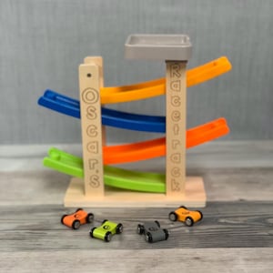 パーソナライズされた木製レースカートラックと車 - 彫刻されたおもちゃ - 木製レーシングカー - クリスマスギフト