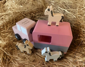 Personalised Wooden Horse Trailer – Pink Toy with 3 Ponies