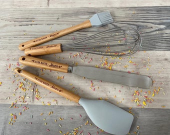 Ustensiles de boulanger en bois étoilés personnalisés - Spatule, couteau à palette, brosse en silicone et fouet - Idée cadeau de cuisine - Chef - Cadeau pour lui ou elle