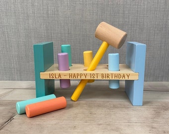 Etabli personnalisé en bois gravé avec un marteau et des chevilles - jouet pastel - jouet unisexe - cadeau pour enfant - jouet en bois gravé