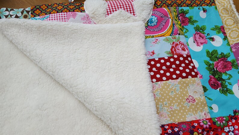 Babydecke mit Namen Teddystoff Patchworkdecke UNIKAT Geschenk zur Geburt bunt Bild 3