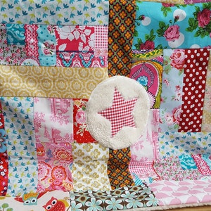 Babydecke mit Namen Teddystoff Patchworkdecke UNIKAT Geschenk zur Geburt bunt Bild 2