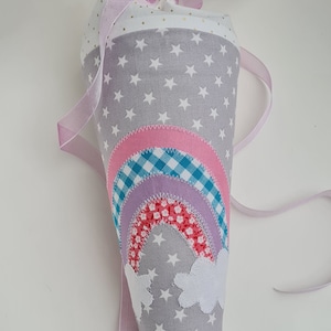 Mini schoolkegel met naam stof broertje/zusje schoolkegel kleuterkegel 35 cm regenboog grijs