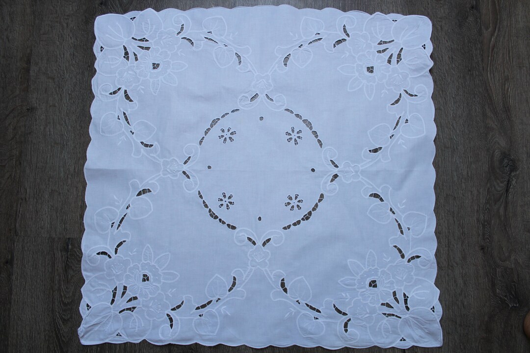 Vintage White Embroidered Tablecloth. Cutwork Tablecloth. Richelieu