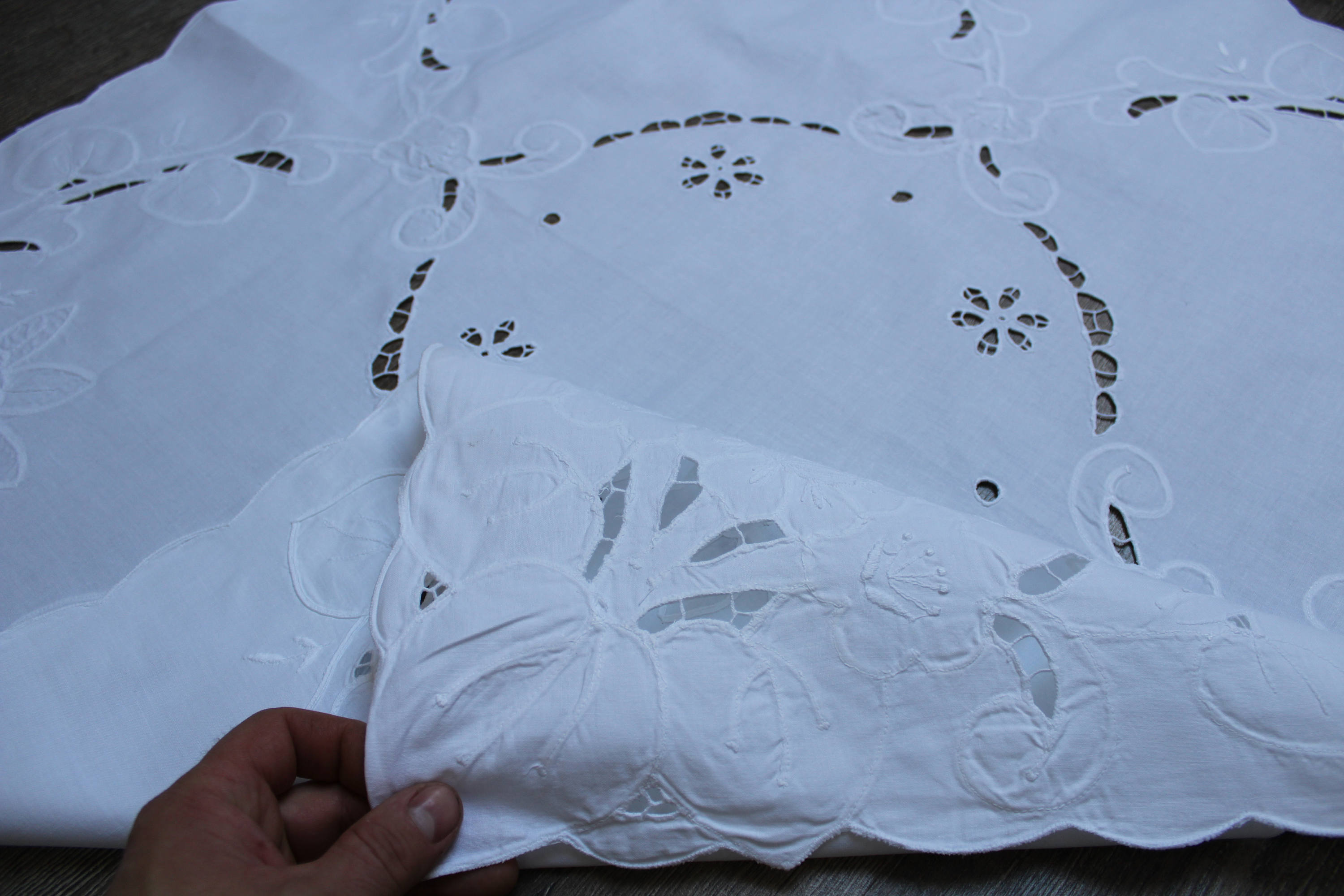 Vintage White Embroidered Tablecloth. Cutwork Tablecloth. Richelieu