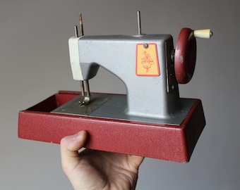 Vintage Russisches Sowjetisches Kinder Spielzeug Mini Nähmaschine, Spielzeug Nähmaschine, Vintage Kinder spielzeug, Nähmaschine, Retro Metall Nähmaschine