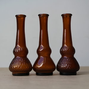 Set vintage di tre candelieri singoli in ambra scura/bottiglie in vetro ambrato tedesco/circa anni &#39;70, splendido regalo per le feste o le nozze per lei