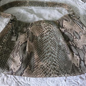 Bolso de piel de serpiente sintética de Liz Claiborne
