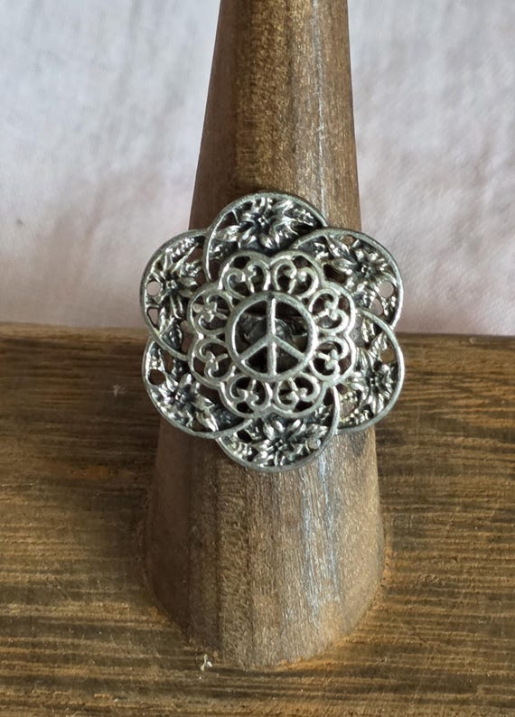 Silvertone filigree Peace ring