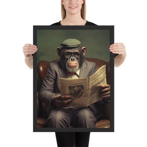 Divertente vecchio scimpanzé che legge il giornale con gli occhiali, berretto piatto e abito seduto su una sedia in pelle Chesterfield Poster di carta fotografica incorniciato