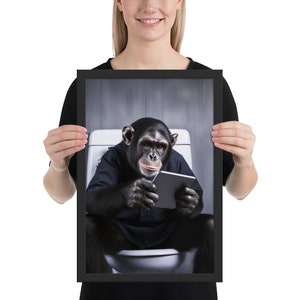 Divertente scimmia procrastinante sulla tavoletta da lettura del WC per passare il tempo e una cacca Poster di carta fotografica incorniciato stampato digitalmente
