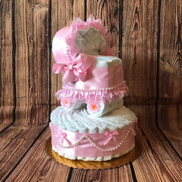 Gâteau de couches rose cadeau de fête de naissance pour fille / gâteau de couches pour nouveau bébé avec mini poussette à couches sur le dessus