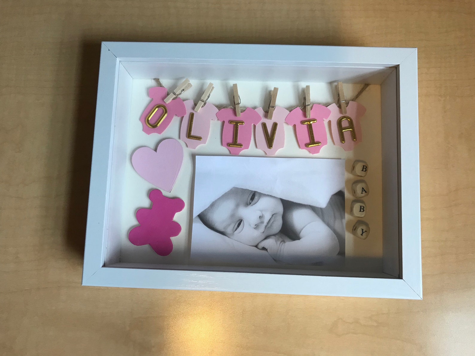 Marco de nombre de niña personalizada / caja de sombras con | Etsy