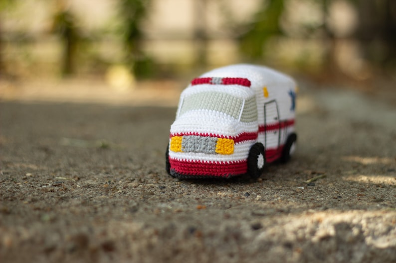 Amigurumi ambulance crochet pattern, pdf tutorial in English and Spanish image 6