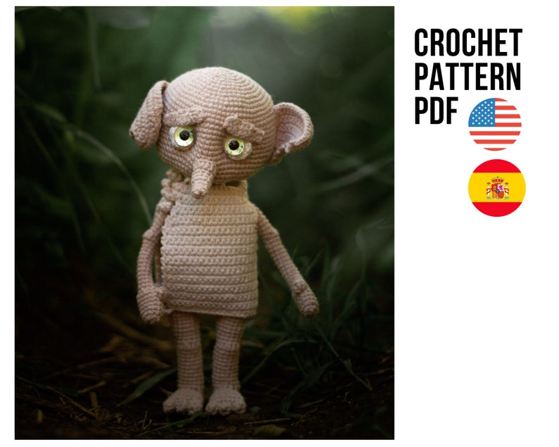 Puede incluir: Patr&oacute;n de crochet PDF para una mu&ntilde;eca amigurumi de crochet beige con ojos grandes y nariz puntiaguda. La mu&ntilde;eca est&aacute; de pie sobre un lecho de hojas verdes.