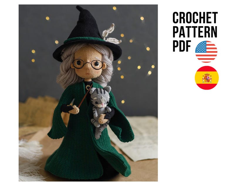 Puede incluir: Muñeca de ganchillo de una bruja con sombrero negro, capa verde y gafas redondas, sosteniendo una varita y un gato gris. La muñeca tiene pelo gris. El texto "CROCHET PATTERN PDF" es visible.