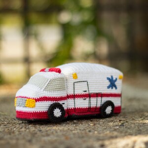 Amigurumi ambulance crochet pattern, pdf tutorial in English and Spanish image 5