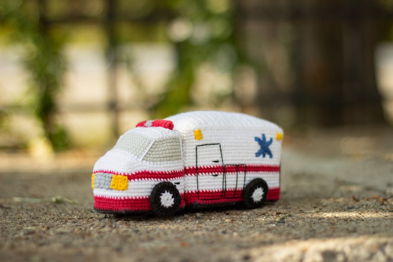 Amigurumi ambulance crochet pattern, pdf tutorial in English and Spanish image 5