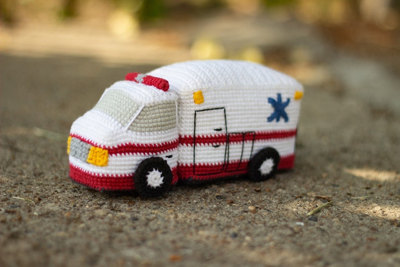 Amigurumi ambulance crochet pattern, pdf tutorial in English and Spanish image 8