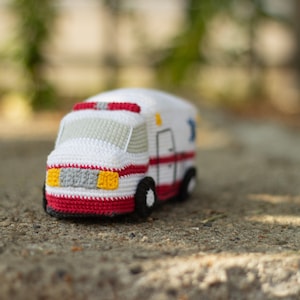 Amigurumi ambulance crochet pattern, pdf tutorial in English and Spanish image 4