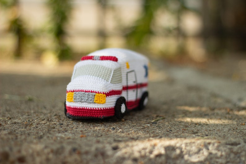 Amigurumi ambulance crochet pattern, pdf tutorial in English and Spanish image 4