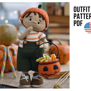 Puede incluir: Patrón de crochet para un disfraz de Halloween con temática de calabaza para un niño. El patrón incluye instrucciones para un gorro de calabaza, una camisa a rayas, un mono y zapatos. El patrón está disponible para descargar en PDF.