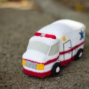 Amigurumi ambulance crochet pattern, pdf tutorial in English and Spanish image 2