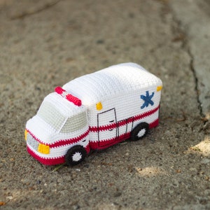 Amigurumi ambulance crochet pattern, pdf tutorial in English and Spanish image 3