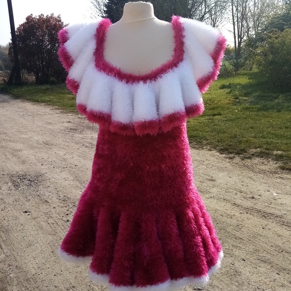 Robe droite femme fuchia et blanche avec un volant fait main laine poilue handmade knit dress fluffy