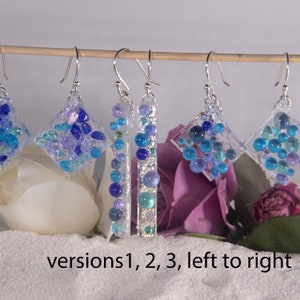 Edy's earrings, handmade dichroic glass earrings, glass earrings, made with purple and blue drops of different shapes.