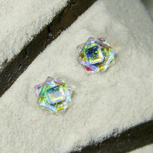 Rose Bud Studs - Orecchini in vetro dicroico fatti a mano, composti da strati di vetro dicroico da 1/2&quot; quadrato.