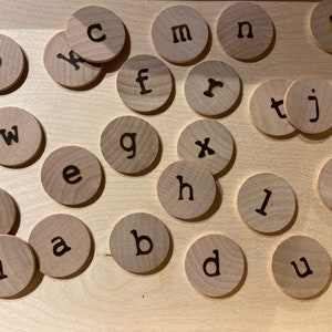 Letras del alfabeto de madera: minúsculas, mayúsculas, fichas redondas de madera, ortografía temprana, educación en el hogar, opción de imanes