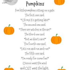 Puede incluir: Una ilustración de cinco calabazas naranjas sentadas en una puerta. Las calabazas cantan una canción sobre brujas y huir. El texto dice "Five Little Pumpkins" e incluye la letra de la canción.