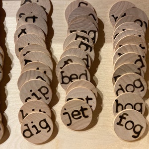 Juego de fichas de madera con palabras de tres letras para principiantes: palabras con vocales cortas CVC: fichas de madera redondas quemadas en madera