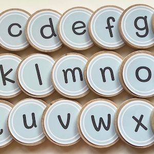 Moedas do alfabeto de madeira + ímãs para aprender o alfabeto - Pré-escola + Ensino doméstico - Conjunto de 26 moedas de madeira de 2" - Montessori, jogo de memória opcional